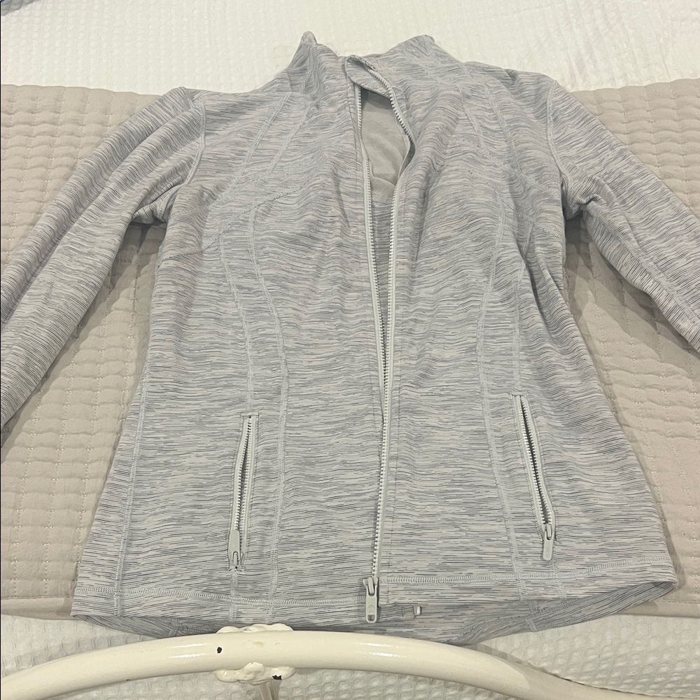 Women's LuLuLemon Define Jacket
Color: Grey
Size:10